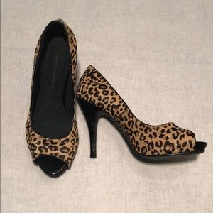 Leopard print leather pumps